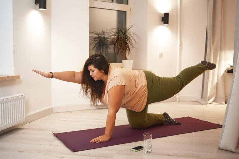 sid-view-overweight-obese-young-woman-wearing-t-shirt-leggings-doing-physical-training-mat-strengthen-legs-arms-abs-spine-weght-loss-fitness-sports-active-lifestyle-concept (1)