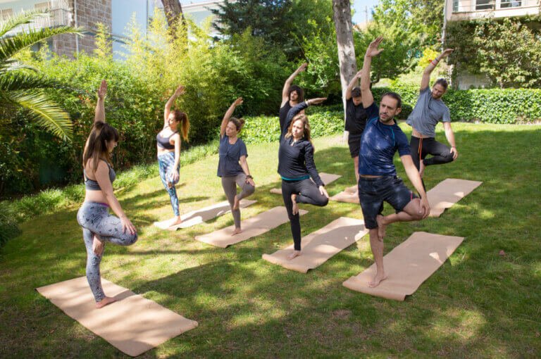 yoga-group-enjoying-outdoor-workout
