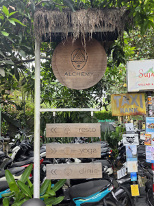 100% raw food pizza and tropical salad at Alchemy Bali, healthy café in Ubud.