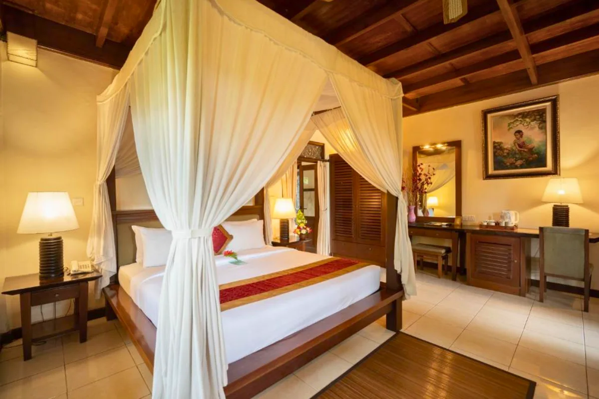 YNV - Canopy bed suite