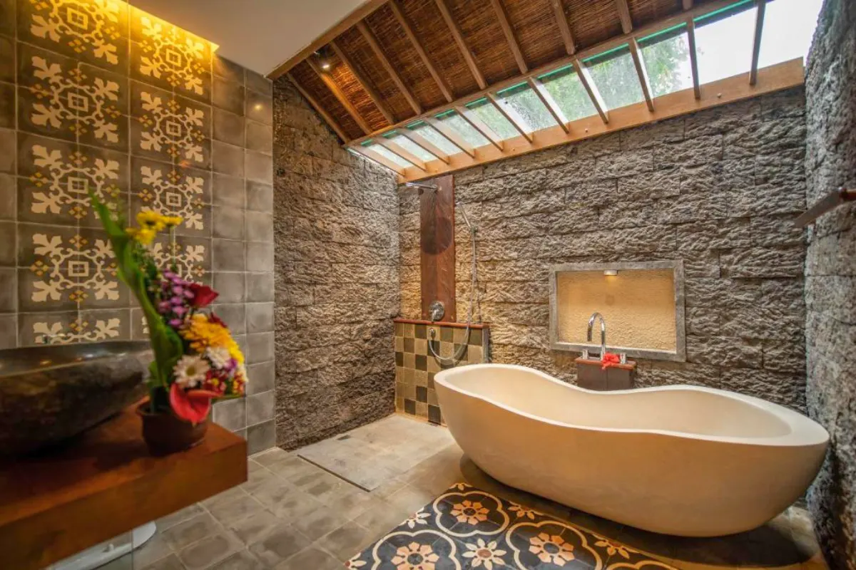 YNV - Open-air stone bathtub