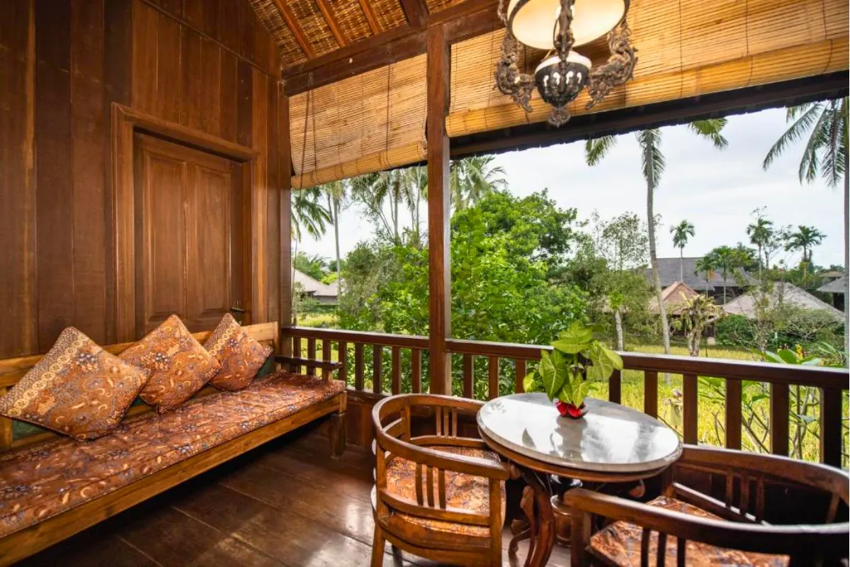 YNV - Wooden balcony lounge