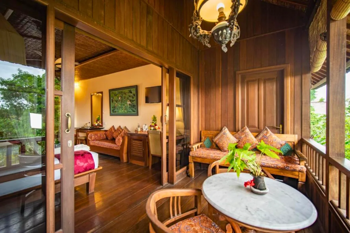 YNV - Wooden villa entrance
